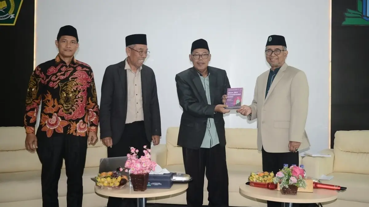 DISKUSI:&nbsp;Rektor UIN KHAS Jember Prof Hepni (dua dari kanan) membuka kegiatan Public Lecture bersama dua pakar nasional, Prof Abdurrahman Mas’ud dan Prof Nur Syam. (M. ADHI SURYA/RADAR JEMBER)