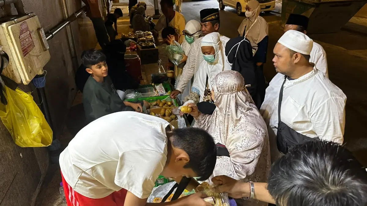 KULINER: Di jalan kecil di Kota Makkah menjumpai makanan Indonesia. (REGAR JEANE DEALEN NANGKA)