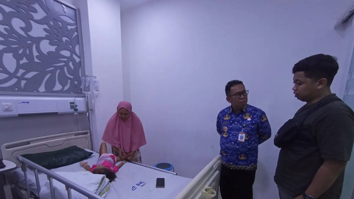 Sejumlah korban keracunan MBG saat dilarikan ke RSU Kaliwates dan menjalani perawatan intensif, Rabu (20/5/2026) malam. (Dok. Satgas)