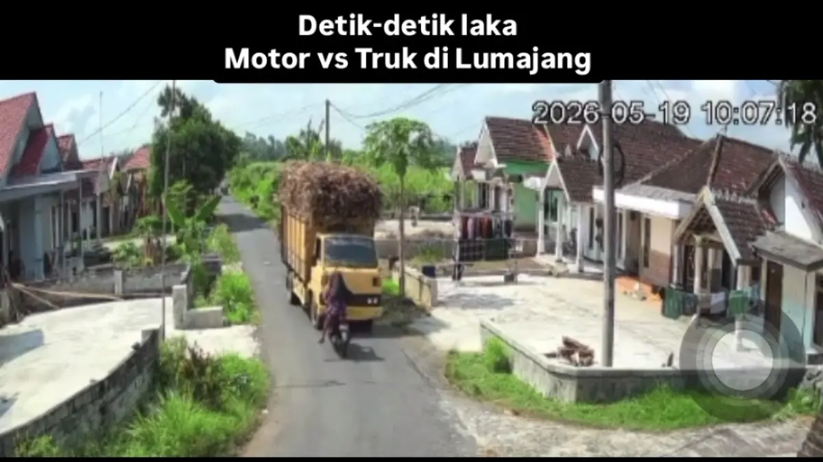 Tangkap layar detik-detik emak-emak menabrak menabrak dump truk