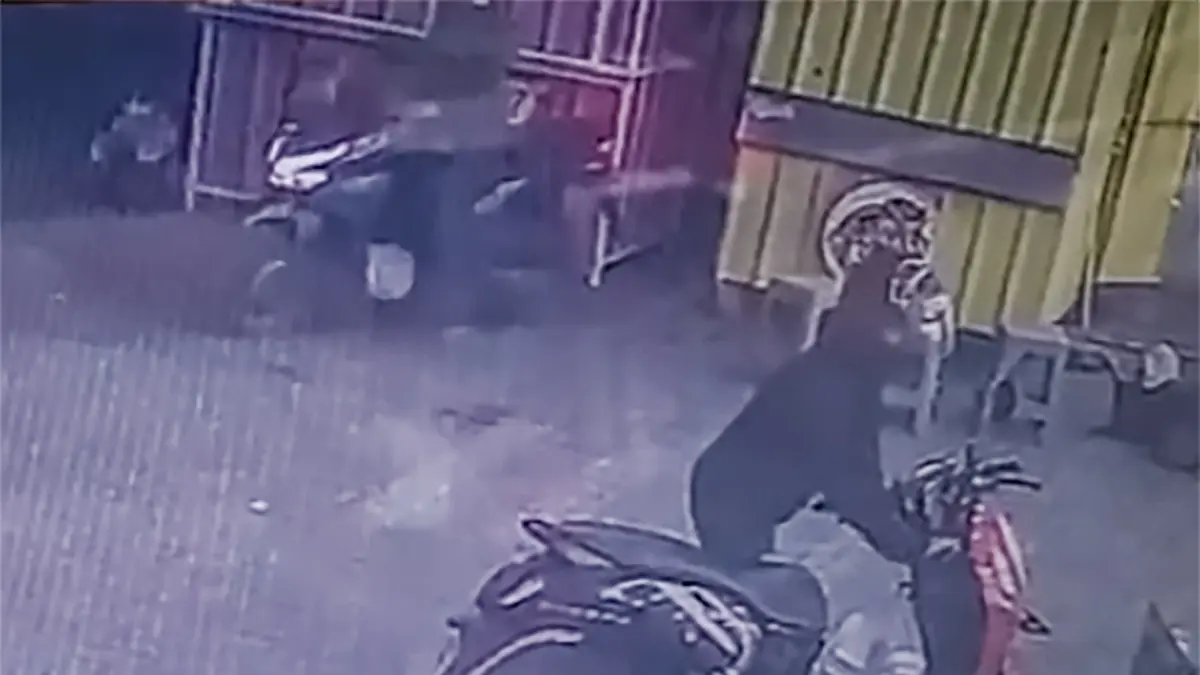 TEREKAM CCTV: Aksi pencurian sepeda motor di Alfamart Gumukmas yang terjadi belum lama ini terekam kamera pengawas. Dalam setahun, lokasi tersebut sudah dua kali menjadi sasaran pelaku curanmor.(POLSEK GUMUKMAS)