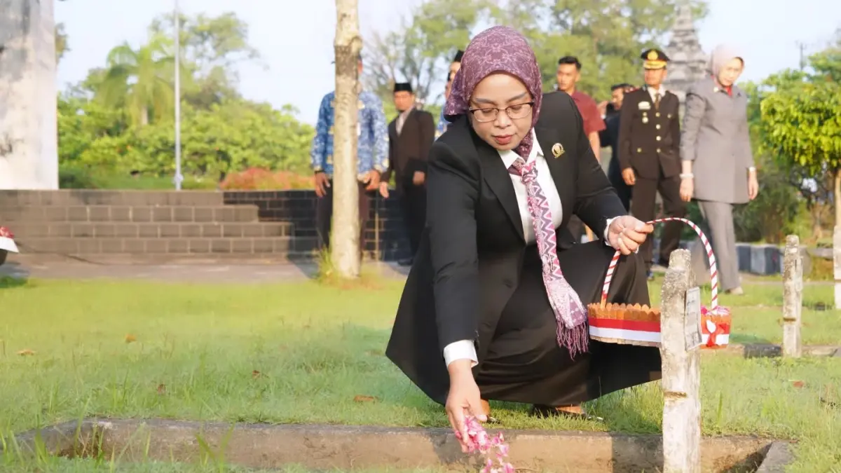 ZIARAH: Ketua DPRD Lumajang Hj. Oktafiyani saat menabur bunga, kemarin.(ATIEQSON MAR IQBAL/RAME)