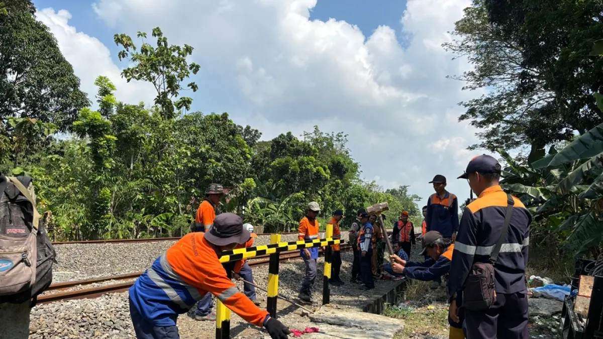 Demi Keselamatan, KAI Daop 4 Semarang  Tutup Perlintasan Sebidang yang tidak dijaga. (HUMAS DAOP 4)
