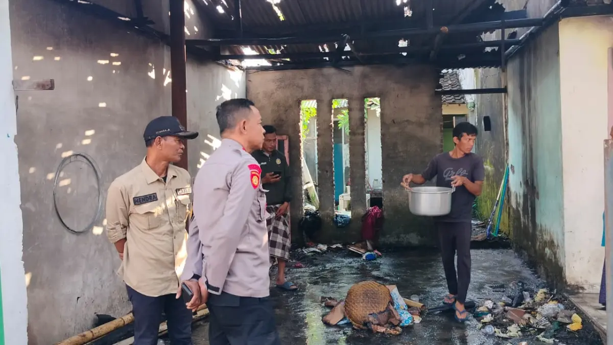 DILALAP SI JAGO MERAH: Anggota kepolisian dan warga setempat membersihkan sisa-sisa dari kebakaran rumah di Desa/Kecamatan Panti, kemarin pagi (22/5). (JUMAI/RADAR JEMBER)