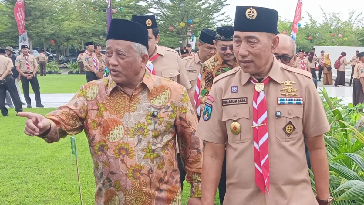 Prof. Mohammad Nuh (kiri) bersama Kakwarda Gerakan Pramuka Jatim Kak H. M. Arum Sabil. (M. ADHI SURYA/RADAR JEMBER)