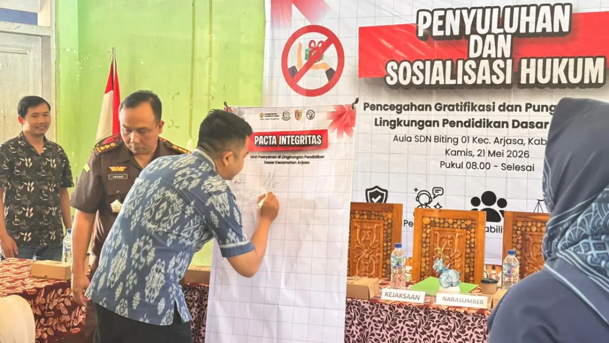 SEPAKATI:&nbsp;Penandatanganan pakta integritas dalam kegiatan penyuluhan dan sosialisasi hukum&nbsp;untuk mencegah gratifikasi serta pungli di lingkungan sekolah. (BPBH FH UNEJ)