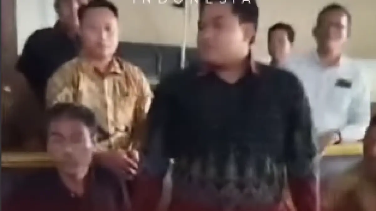tangkapan layar video ketua DPRD Gresik ketika menantang rakyatnya untuk duel. (INSTAGRAM INGINTAUINDONESIA)