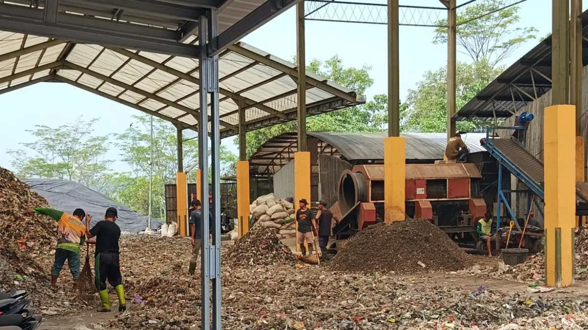 BELAJAR LANGSUNG: Komisi A DPRD Jember mengunjungi TPST BLE di Banyumas, Jawa Tengah, Kamis (21/5). Ini untuk melihat langsung. (TABRONI)