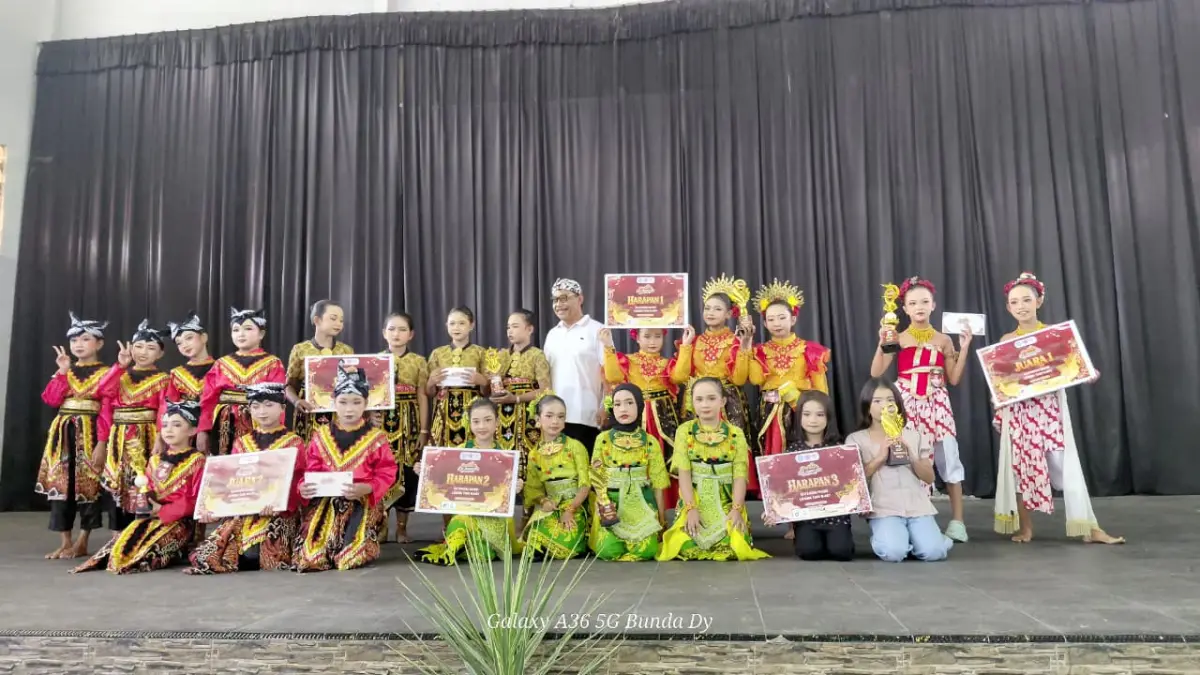 BERPRESTASI: Sejumlah penari Sanggar Pensi Bondowoso meraih juara dalam lomba yang mereka ikuti beberapa waktu lalu.(SANGGAR PENSI BONDOWOSO)

