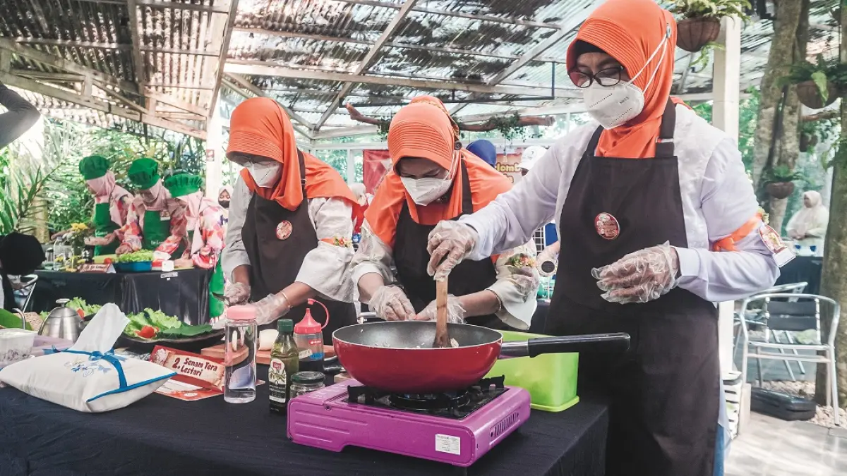 Lomba memasak Happy Moms Jember. (Sidkin Ali/Radar Jember)
