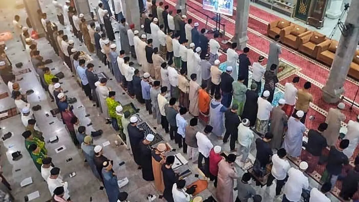 Salat Subuh Berhadiah Umrah, Masjid Cilegon Dipenuhi 1.500 Jamaah
