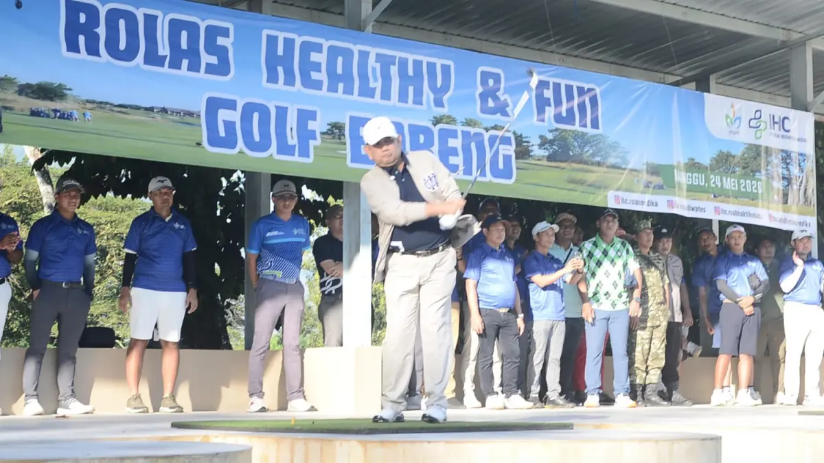 SEMANGAT GOLF: Direktur PT Rolas Nusantara Medika, dr Syamsul Bahri, MPH, MKK secara simbolis membuka Rolas Helathy & Fun Golf Bersama, kemarin (24/5). (M. ADHI SURYA/JAWA POS RADAR JEMBER)