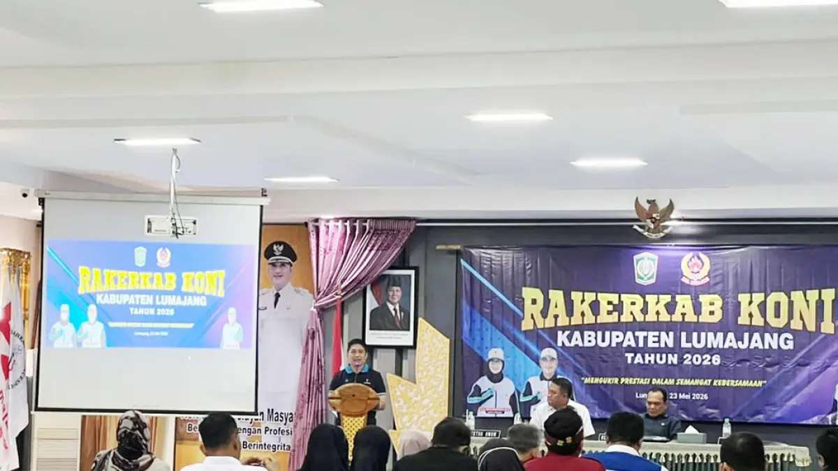 TERUS DUKUNG: Anggota Komisi D DPRD Lumajang saat menghadiri kegiatan rapat kerja kabupaten (Rakerkab) KONI Lumajang, kemarin.(DPRD LUMAJANG FOR RAME)