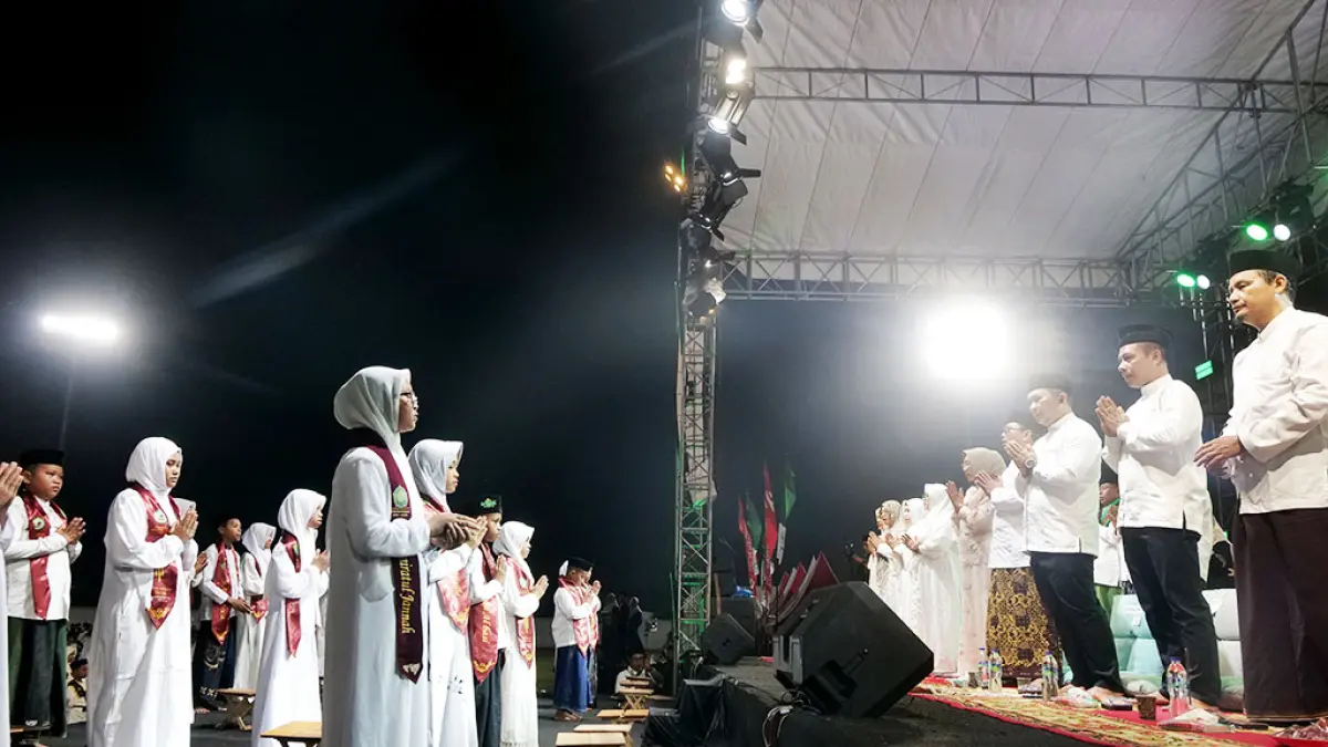 WISUDA: Sejumlah siswa MI se-Lumajang saat mengikuti Wisuda Akbar Tartil dan Tahfidz Madrasah Ibtidaiyah, kemarin.(ATIEQSON MAR IQBAL/RAME)