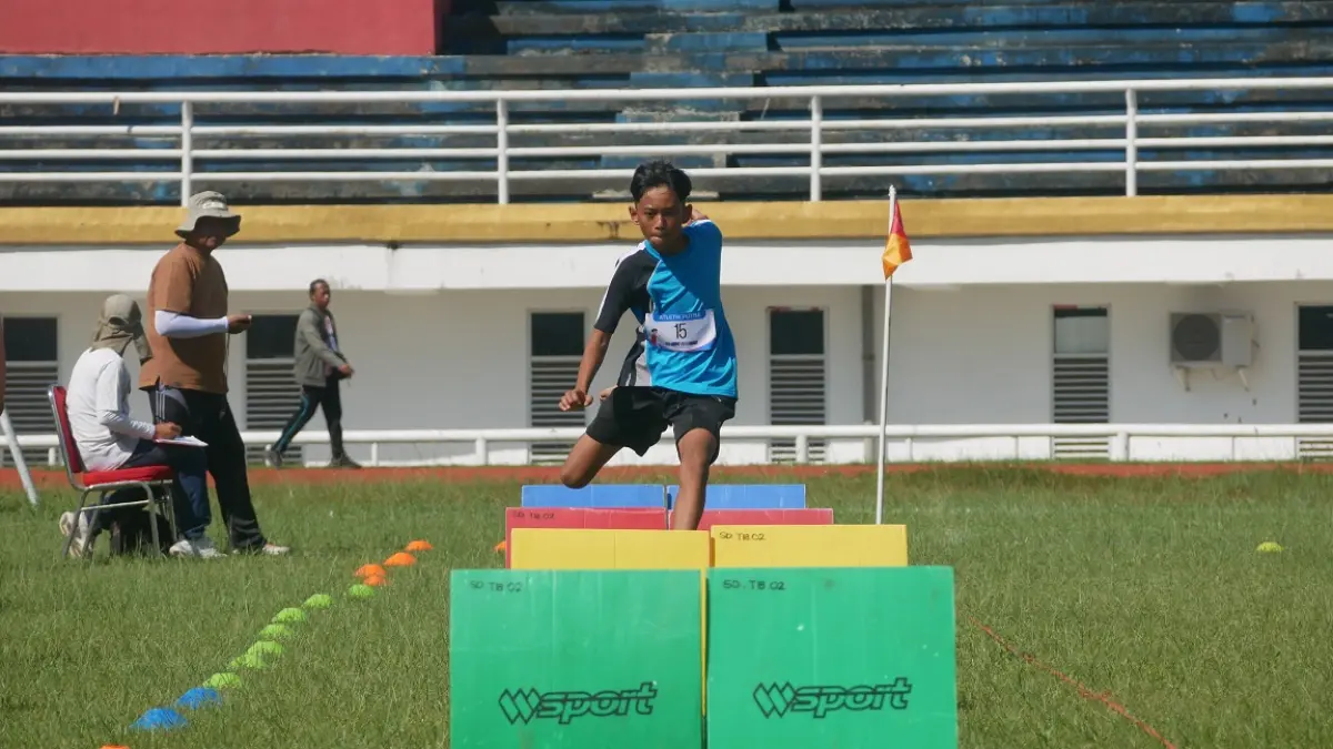 BERSAING: Salah satu siswa SD saat melintasi rintangan dalam nomor kanga