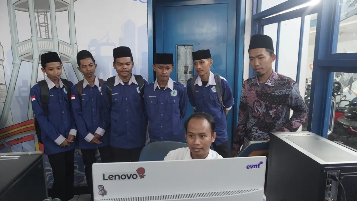DAPUR REDAKSI: Siswa SMK Sabilil Mukarromah, Bondowoso, melihat langsung proses desain koran di ruang redaksi Jawa Pos Radar Jember, kemarin (25/5). (YULIO FA/RADAR JEMBER)