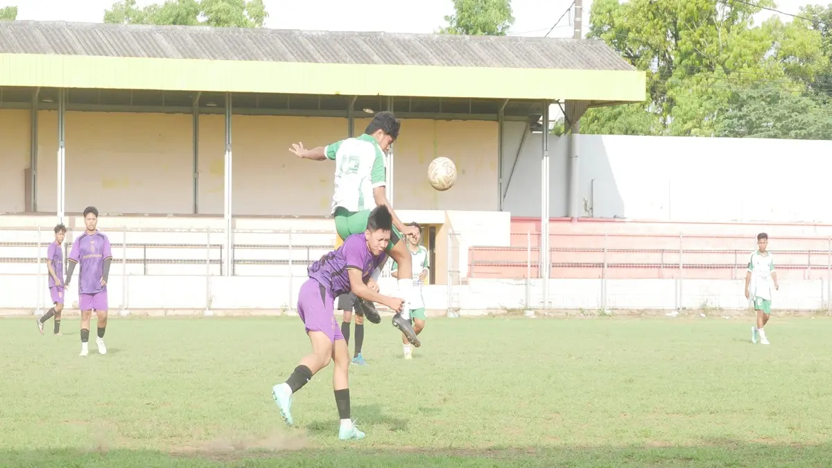 DUEL: Duel pemain UIN KHAS Jember dengan Universitas Terbuka dalam Liga Mahasiswa 2026 di Stadion Notohadinegoro, Sabtu (23/5). Hasilnya kedua tim berbagi poin dengan skor 0-0.(SIDKIN ALI/RADAR JEMBER)