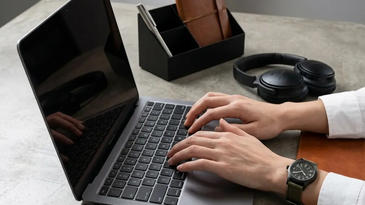 Ilustrasi work from home (WFH). WFH bagi ASN setiap Jumat resmi diperpanajang. (foto diolah dengan AI)