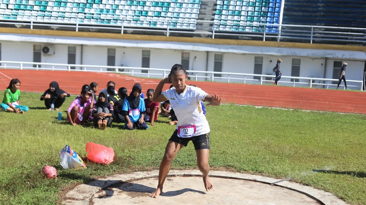 JADI YANG TERBAIK:&nbsp;Siswa SMP saat menjalani O2SN cabor atletik di Stadion Jember Sport Garden (JSG) Ajung, kemarin. (SIDKIN ALI/RADAR JEMBER)