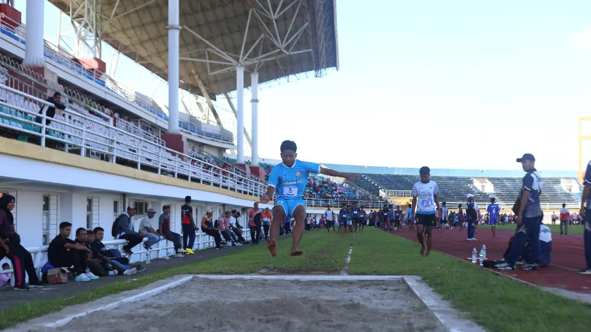 LOMPAT JAUH: Para pelajar mengikuti O2SN tingkat kabupaten di Stadion JSG. Pemandangan itu jarang ditemukan, karena mata pelajaran olahraga saat tidak mewajibkan ada atletik di kurikulumnya. (SIDKIN ALI/RADAR JEMBER)