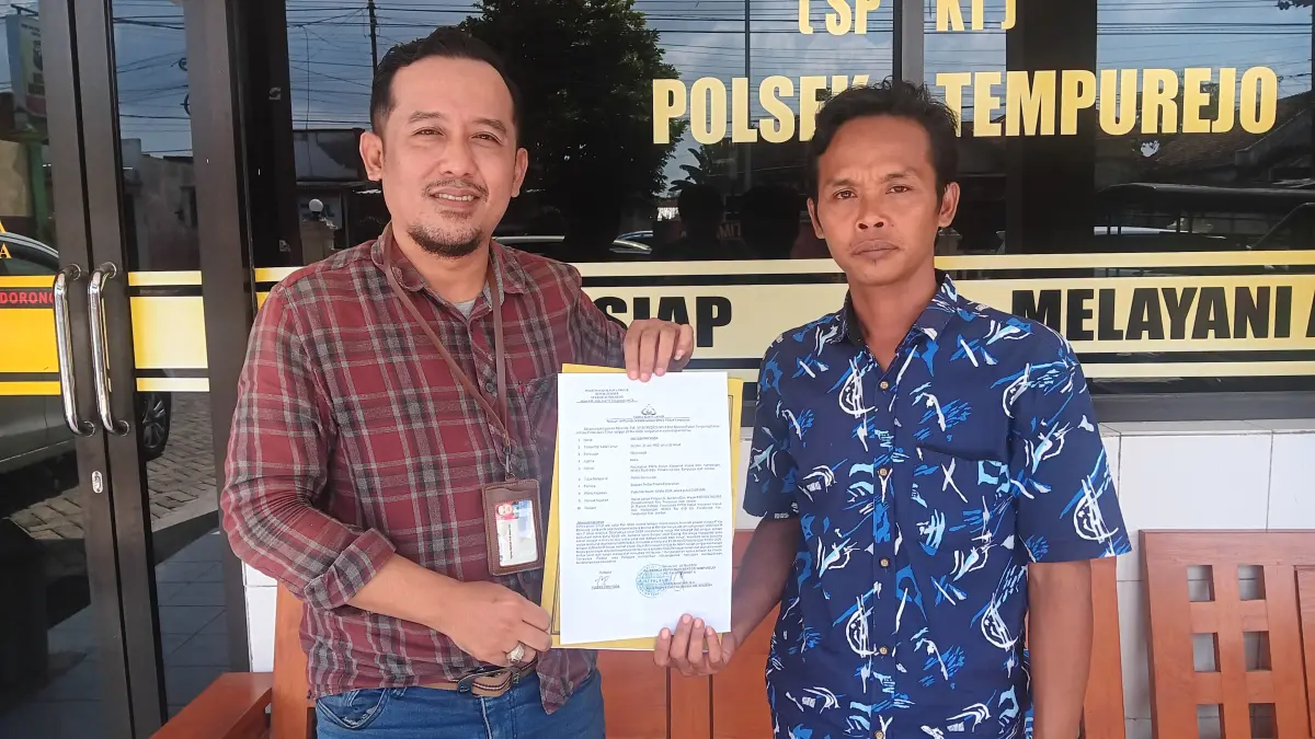 MINTA KEJELASAN : Kuasa Hukum pelapor, Agung Aljabab Ardi Murni datangi Polsk Tempurejo, Jumat (22/5). (M. ADHI SURYA/JAWA POS RADAR JEMBER)