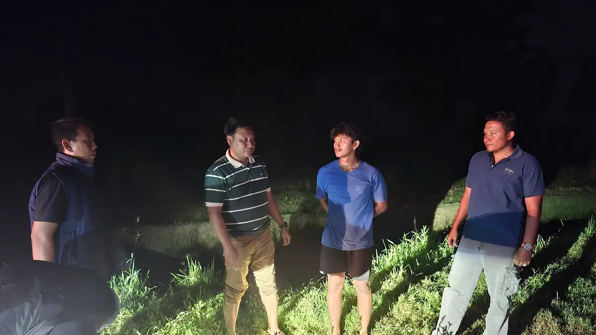 OLAH TKP: Aiptu Rinto Kantireskrim Polsek Jenggawah saat melalukan olah TKP di lokasi korban tenggelam di sungai Dam Mayit, Dusun Babatan, Desa/ Kecamatan Jenggawah, Minggu malam (24/5). (POLSEK JENGGAWAH)
