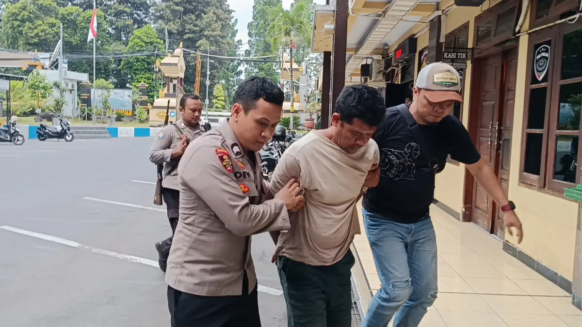 DIGELANDANG: Pelaku pencuri baterai litinium Indosat, PT saat digelandang di mapolres Lumajang.


