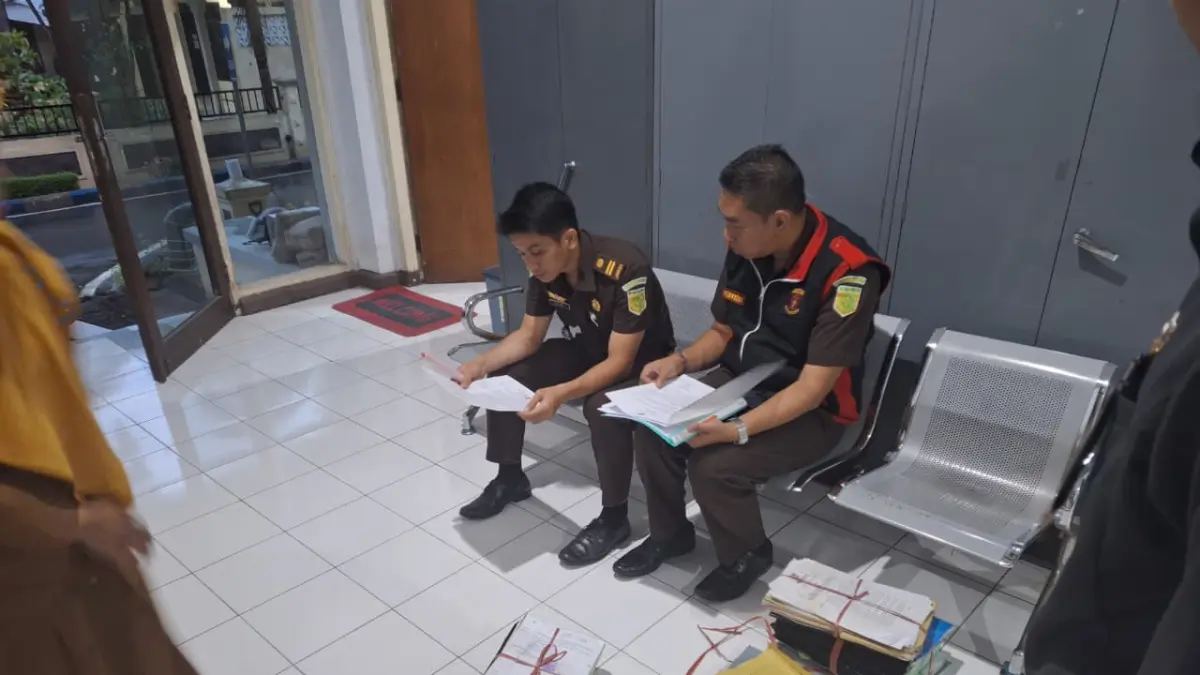 DIGELEDAH: Dian Purnama bersama tim penyidik saat melakukan penggeledahan di lokasi Maesan (ft:KEJARI BONDOWOSO)