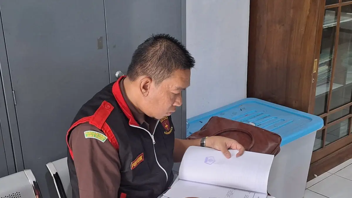 DIGELEDAH: Dian Purnama dan beberapa penyidik saat menggeledah kantor Kesra, Senin (25/5). (KEJARI BONDOWOSO)


