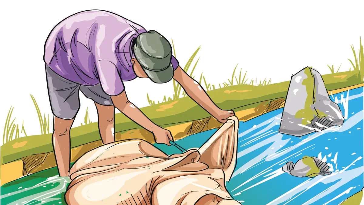 Ilustrasi pembersihan jeroan hewan kurban di sungai. (Cecep Reza/Radar Jember)