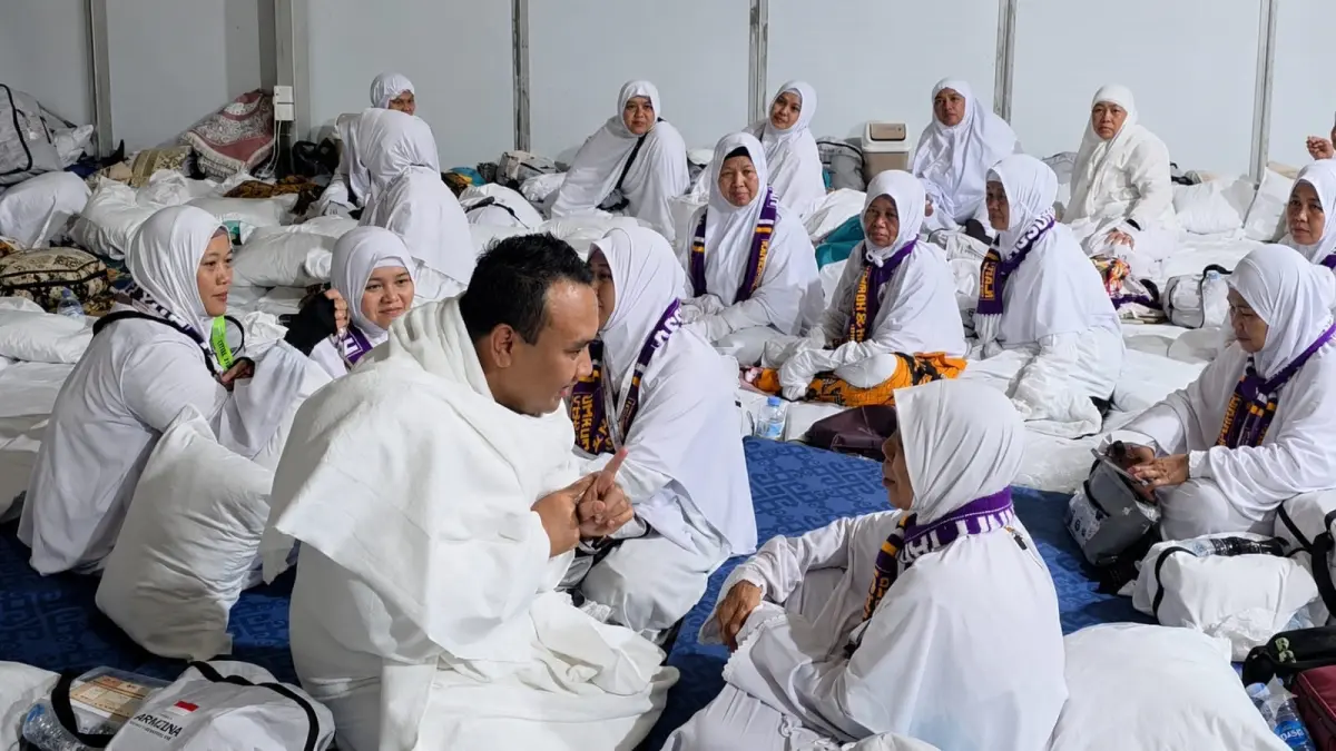 KHUSUK: &nbsp;jemaah kloter 91 Jember jalani ibadah wukuf di Arafah dengan khidmat. (AHMAD GHONIM JAUHARI)