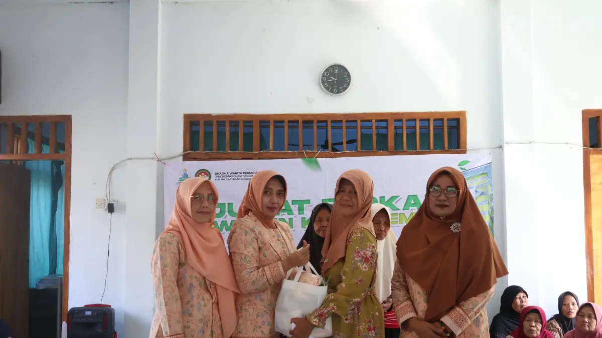 Lebih Dekat dengan Warga Karangmluwo, DWP UIN KHAS Jember Sambut Idul Adha (HUMAS UIN KHAS JEMBER)