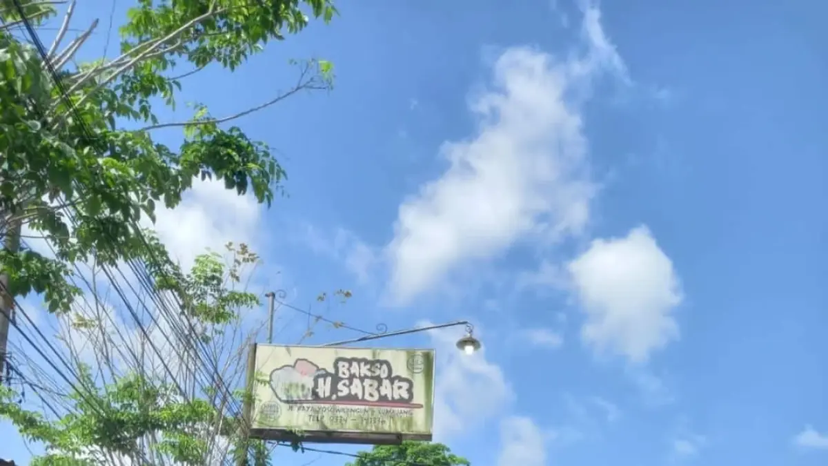 PASANG: Dinas Perhubungan (Dishub) Lumajang saat melakukan perbaikan PJU yang rusak.