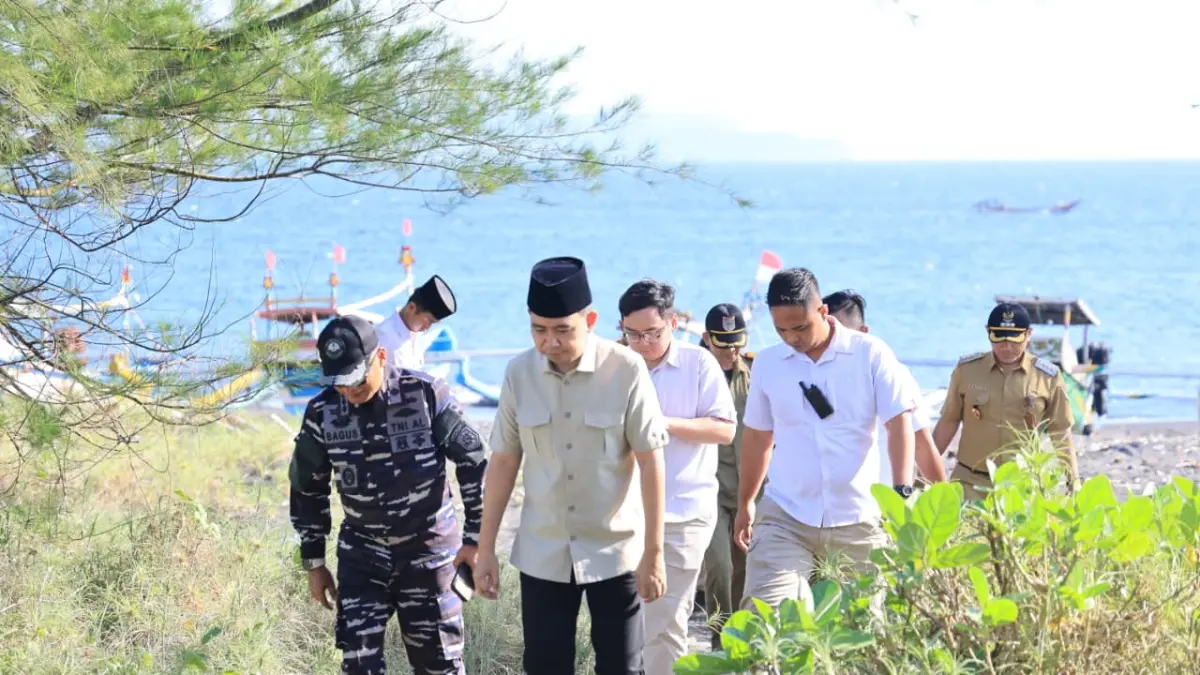 TINJAU WILAYAH PESISIR: Bupati Jember Gus Fawait meninjau kawasan pesisir di sekitar Jalur Lintas Selatan, dengan bentangan pantainya yang langsung menghadap ke samudra, Senin (25/5).&nbsp;(DISKOMINFO JEMBER)