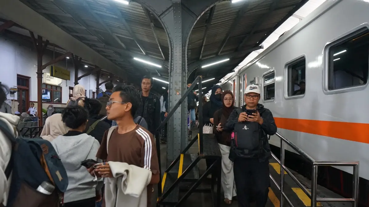BERDATANGAN: Suasana Kedatangan Penumpang KA Mutiara Timur di Stasiun Jember, (26/5). (SIDKIN ALI/RADAR JEMBER)
