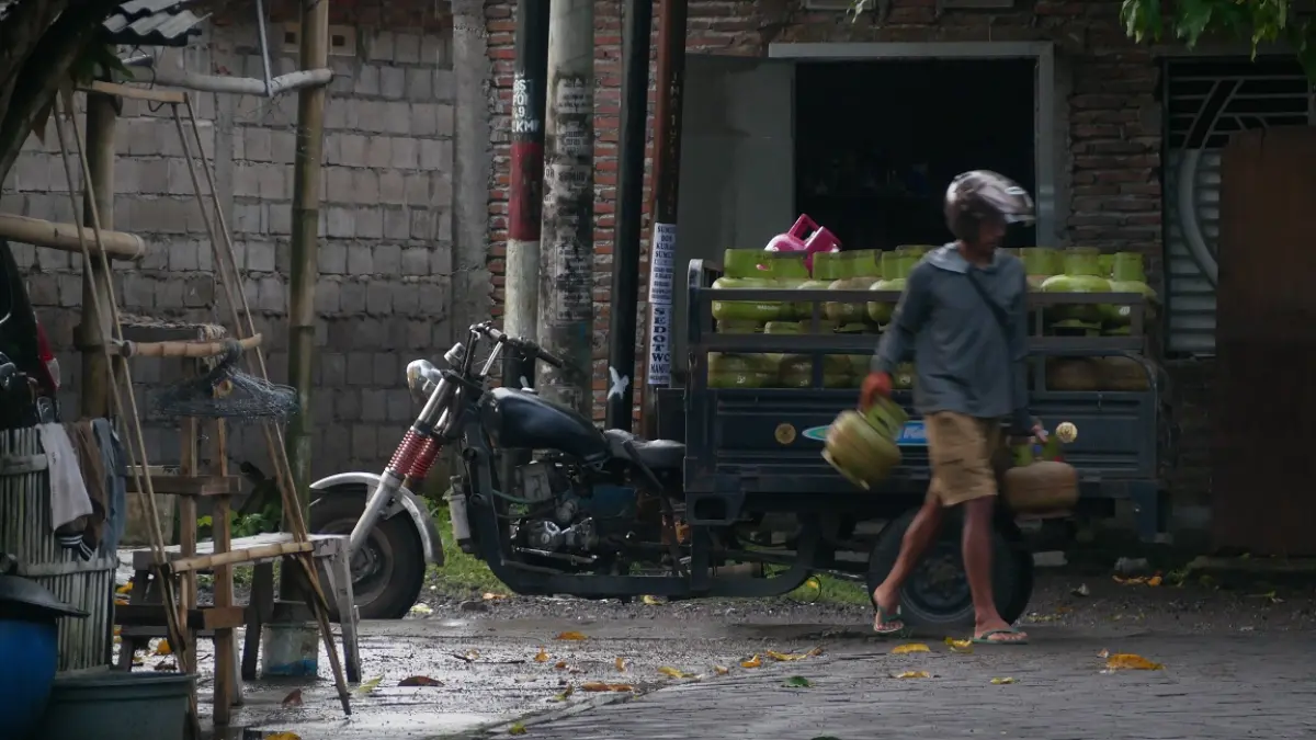 DISTRIBUSI: Pendistribusian gas elpiji hingga toko kelontong di Kelurahan Tegal Besar, Kecamatan Kaliwates. Selama libur panjang Hari Raya Idul Adha, Pertamina menambah ratusan ribu tabung LPG 3 kilogram di Jember. (SIDKIN ALI/RADAR JEMBER)