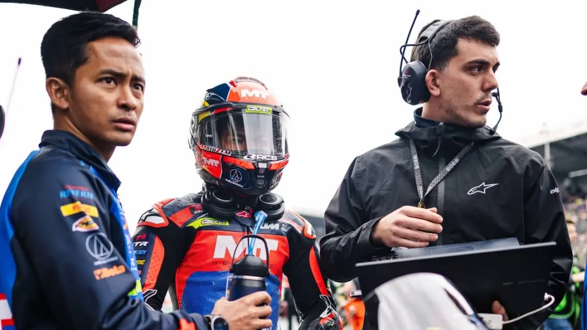 Hakim Danish, rider asal Terengganu, Malaysia, bersama sang mentor yang juga mantan rider MotoGP asal negeri jiran, Zukfahmi Khairuddin. (IG/hakimdanish_13)