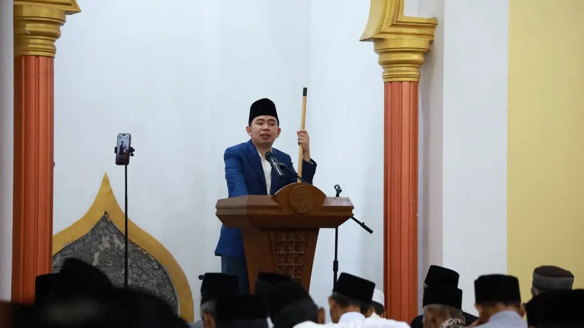 KAMPUNG HALAMAN: Buati Jember Muhammad Fawait memberi khotbah salat Id di masjid lingkungan Pondok Pesantren Nurul Chotib, Desa Wringin Agung, Kecamatan Jombang, Jember, Rabu pagi (27/5). (GUS FAWAIT)