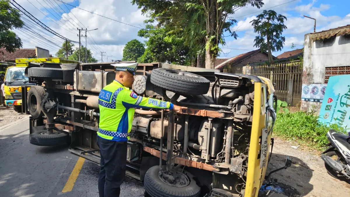 OLAH TKP: Truk Box P 8339 VN yang hingga terguling. Kecelakaan itu membuat satu nyawa melayang. (SATLANTAS POLRES JEMBER)