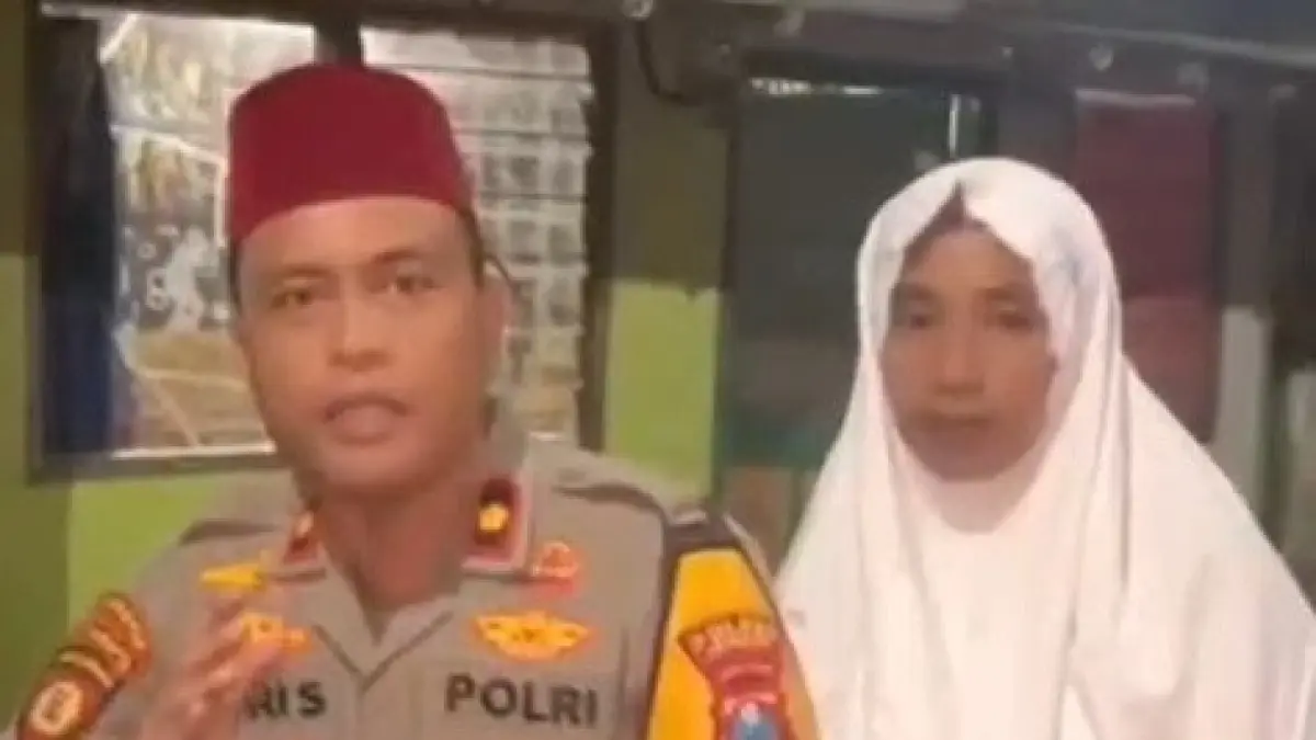 PERMINTAAN MAAF: Kapolsek Sumbersari, AKP Heri Supadmo bersama Khalifah, 36, warga Jalan MT Haryono, Wirolegi. Klarifikasi beredarnya rekaman CCTV pocong di Kecamatan Sumbersari. (POLSEK SUMBERSARI)