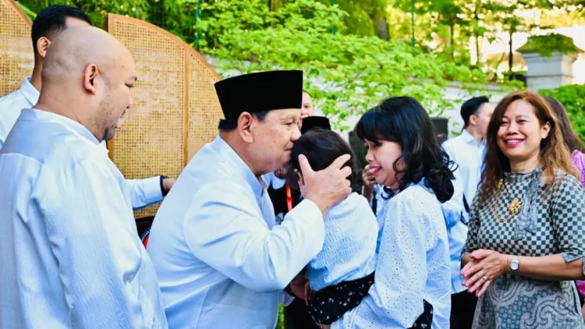 Presiden Prabowo beramah tamah dengan WNI dan diaspora usai salat Iduladha 1447 Hijriah di Wisma Indonesia, Paris, Prancis (27/5/2026). (Dok. Setpres)