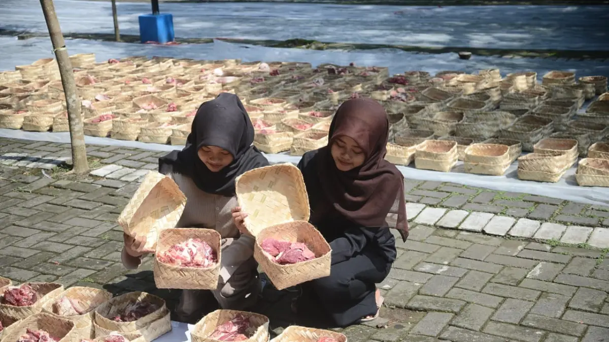 SIAP BAGIKAN: Ratusan besek bambu yang berisi potongan daging sapi dan kambing akan didistribusikan dalam momentum Idul Adha, kemarin (27/5). (M. ADHI SURYA/JAWA POS RADAR JEMBER)