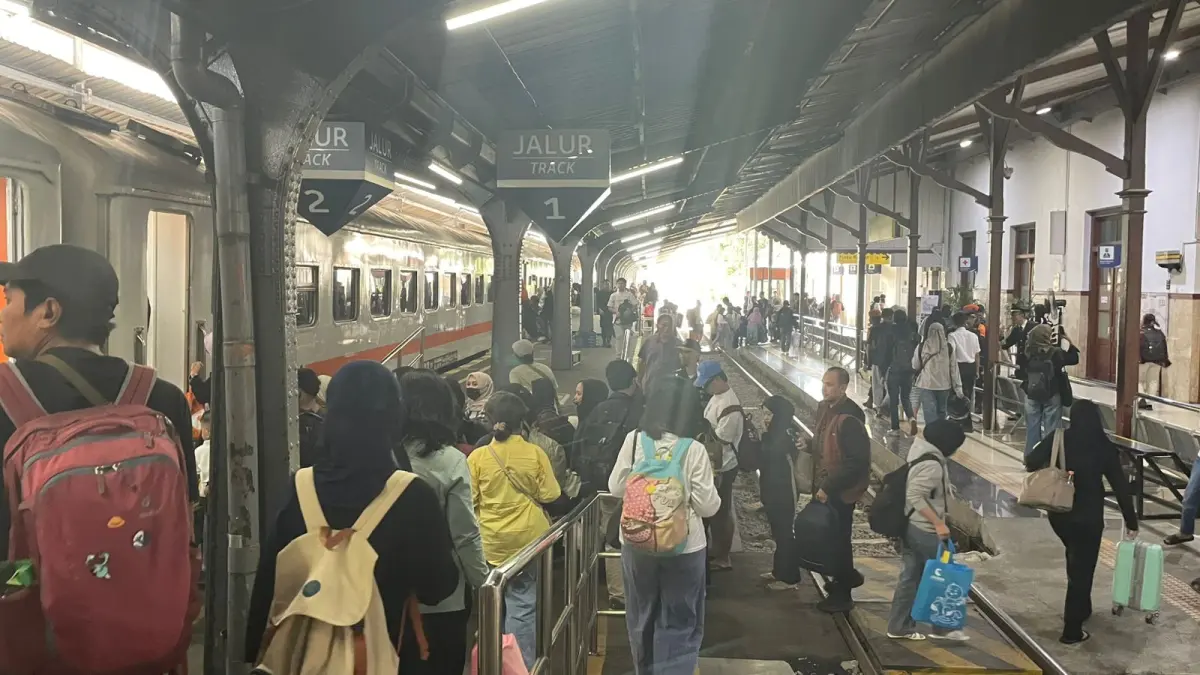 Suasana Naik Turun Penumpang KA Probowangi di Stasiun Jember (27/5)