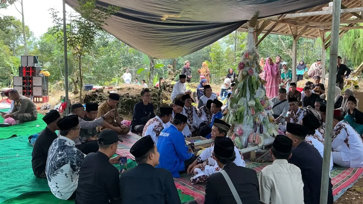 TERUS DIJAGA: Warga Dusun Pamojan Desa Klungkung, Kecamatan Sukorambi menggelar ritual Sendang Pamojan, Selasa (19/5). (PPID JEMBER)