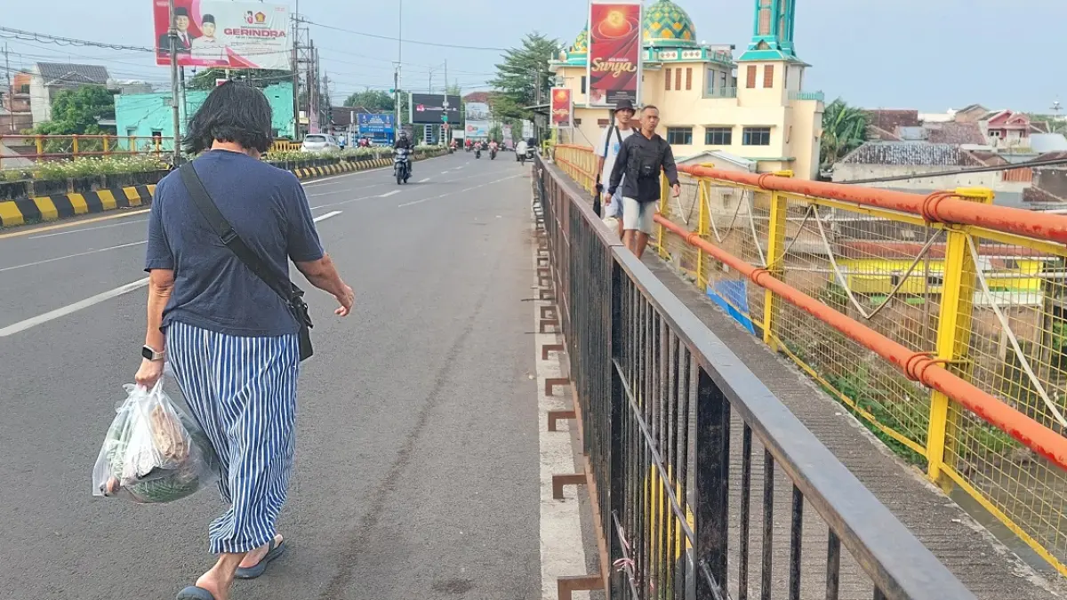 BERSIH DARI PKL: Jembatan Gladakembar di Jalan A Yani, Kelurahan Kepatihan, Kecamatan Kaliwates mulai bersih dari PKL, kemarin (28/5) pagi. (JUMAI/RADAR JEMBER)