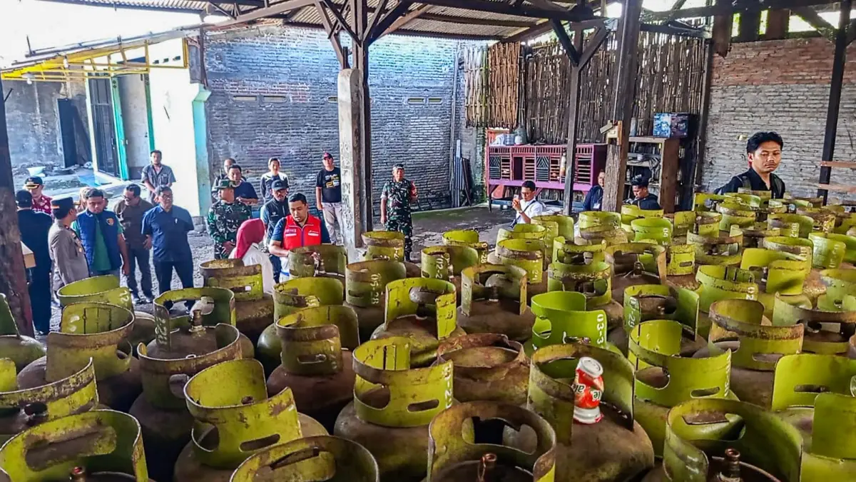 JADI BUKTI: Barang bukti pertalite dalam jeriken 35 liter yang diselewengkan pelaku.(ATIEQSON MAR IQBAL/RAME)