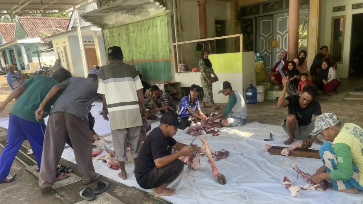KURBAN: Warga Desa Sukorejo, Kecamatan Pasrujambe saat melakukan kurban dan menggunakan wadah ramah lingkungan