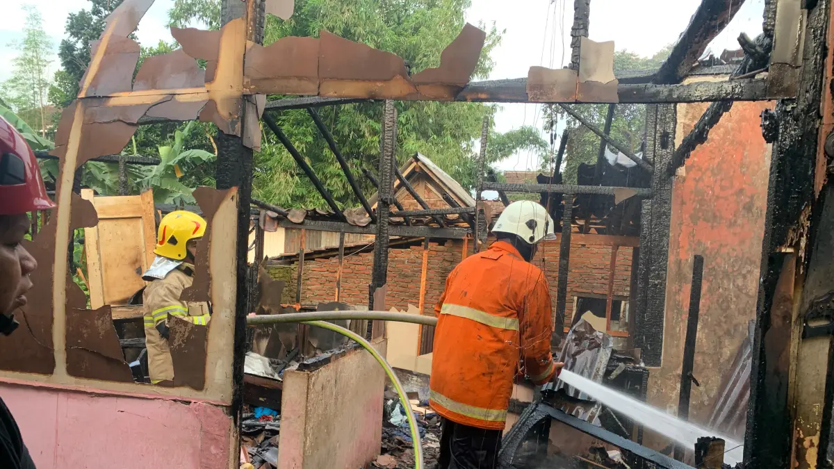 PADAMKAN API: Damkar Bondowoso saat padamkan api yang melahap rumah warga, kemarin (27/5).(DAMKAR BONDOWOSO)