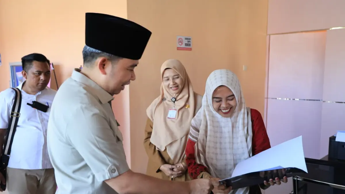PASTIKAN PELAYANAN RESPONSIF: Gus Fawait saat bertemu masyarakat yang tengah mengurus berkas administrasi, saat kunjungannya ke MPP Jombang, Senin (25/5). (DISKOMINFO JEMBER)
