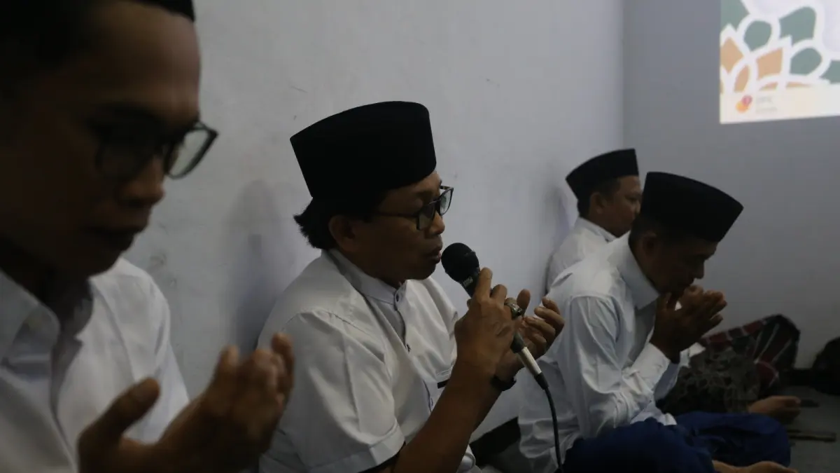 BERDOA: &nbsp;Direktur JPRJ Abdul Choliq Baya (dua dari kiri), General Manager JPRJ MS Rasyid (tiga dari kiri), berserta karyawan Jawa Pos Radar Jember berdoa bersama dalam acara Kenduri Berkah, kemarin (29/5). (YULIO FA/RADAR JEMBER)